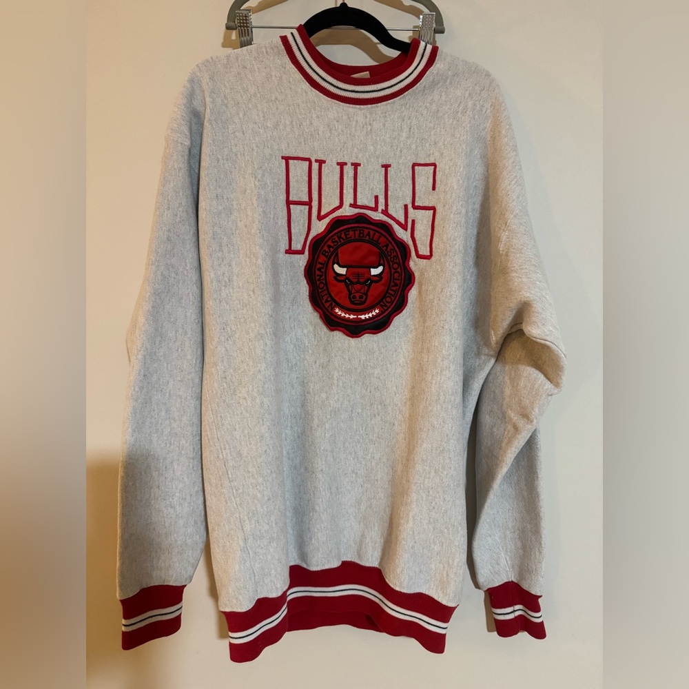RARE vintage Chicago Bulls sweatshirt. - Legends